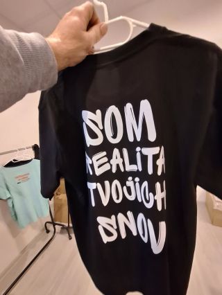 Kúsok sebavedomia na každý deň. Tričko alebo mikina Som realita tvojich snov – pre tých, čo si idú svoje. Limitovaný...